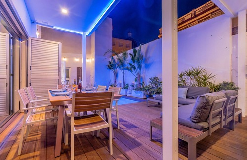 Burjasot Villa | Luxury Villa in Valencia with private pool and cinema roomBig house