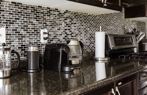 Durham Region Apartment | Luxury Villa w/Hot Tub, 2 Fireplaces & Pool Table
