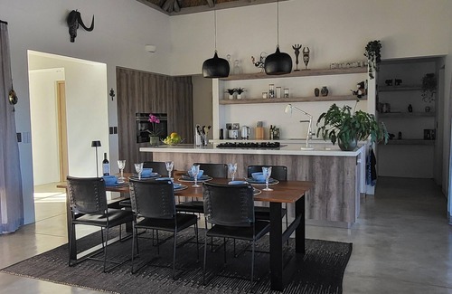 Hoedspruit House | Luxury Villa with Heated Pool