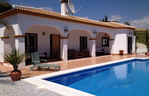 Vinuela Villa | Luxury Villa with large pool and panoramic views of lake Vinuela