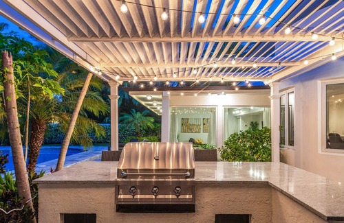 The Roads Villa | Luxury Villa with Pool sleeps 12. Outside Kitchen, Basketball, Billard !