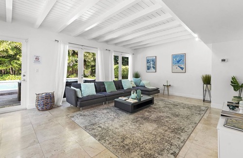 The Roads Villa | Luxury Villa with Pool sleeps 12. Outside Kitchen, Basketball, Billard !