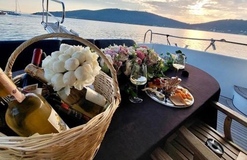 Istanbul City Center Boat Rental | Luxury Yachts Istanbul