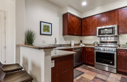 La Quinta Villa | LV100 Upstairs 1 Bedroom Legacy Villas Retreat Overlooking a Community Fountain!