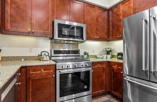La Quinta Villa | LV100 Upstairs 1 Bedroom Legacy Villas Retreat Overlooking a Community Fountain!