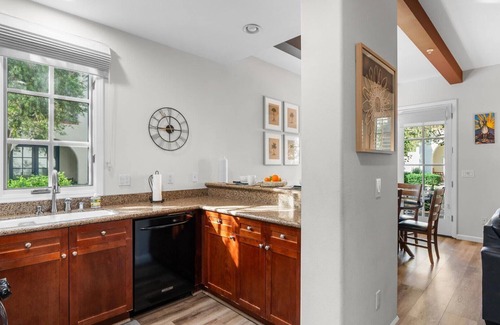 La Quinta Apartment | LV221 Luxurious Downstairs LV 2-Bed Lock-Off