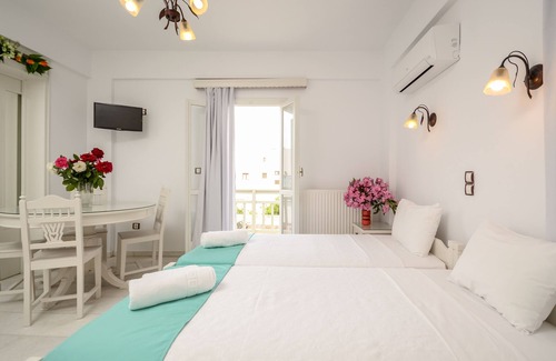 Old Town Naxos Hotel | "Lygdamis Hotel" quadruple apartment in the heart of Naxos