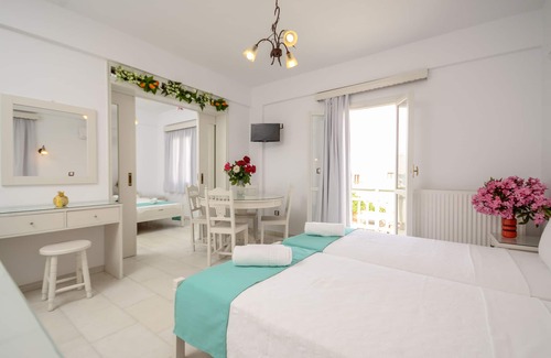Old Town Naxos Hotel | "Lygdamis Hotel" quadruple apartment in the heart of Naxos