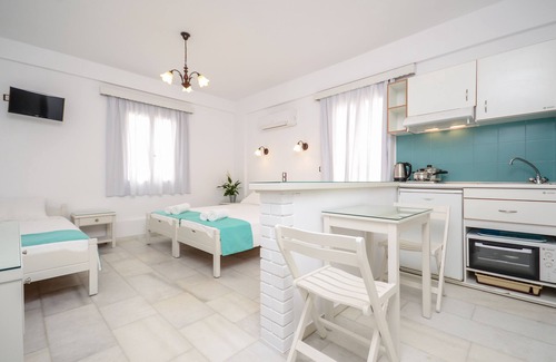 Old Town Naxos Hotel | "Lygdamis Hotel" triple studio in the heart of Naxos