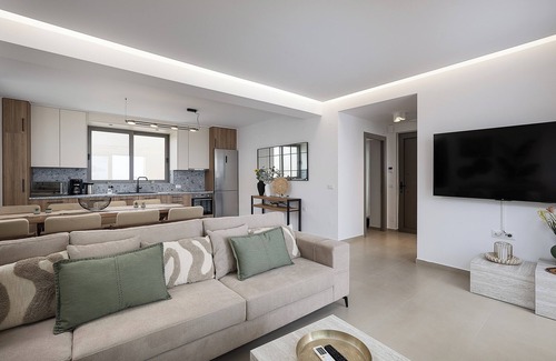 Houdetsi Villa | Lynx Villa - Sculpted in Light & Nature by etouri