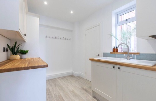 Gloucester House | Lythwood House - Detached Home Close in Gloucester