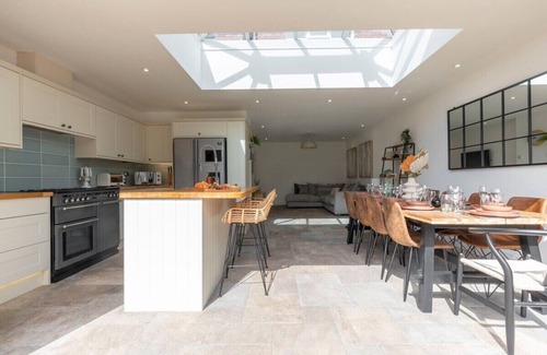Gloucester House | Lythwood House - Detached Home Close in Gloucester