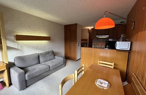 Meribel-Mottaret Apartment | Méribel Mottaret studio, ski and balcony, family-friendly