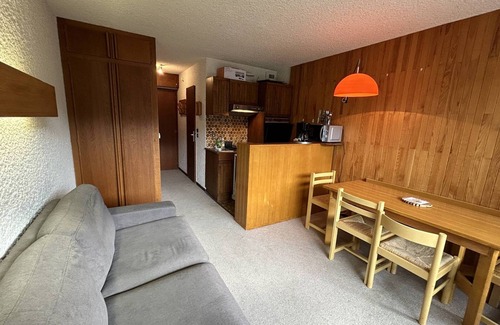 Meribel-Mottaret Apartment | Méribel Mottaret studio, ski and balcony, family-friendly