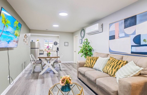 Monrovia Apartment | M3-Detached house 2 bedroom 1 bathroom close Old Town Monrovia kingsize-bed! n