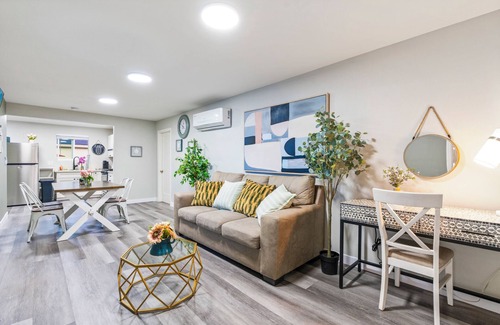 Monrovia Apartment | M3-Detached house 2 bedroom 1 bathroom close Old Town Monrovia kingsize-bed! n