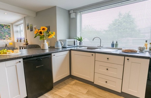 Abersoch Cottage | Mabuhay - a coastal that sleeps 4 guests in 2 bedrooms
