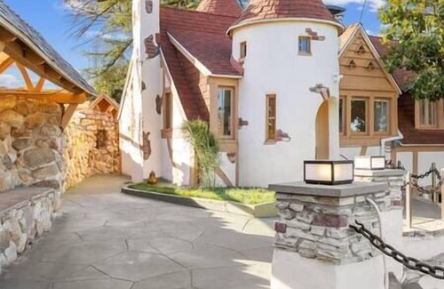 Newhall House | Mack - Six Flags, Universal, LAX, private studio