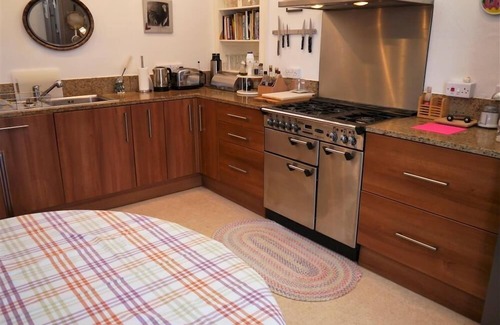 Kirkcudbright Cottage | Mackenzie House - a house that sleeps 6 guests in 3 bedrooms