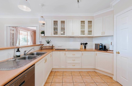 Central Mudgee House | Macquarie Manor Experience Grand Country Living