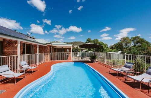 Central Mudgee House | Macquarie Manor - Experience Grand Country Living