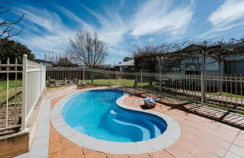 Central Mudgee House | Madeira Cottage - Country Comfort with Pool and Spa