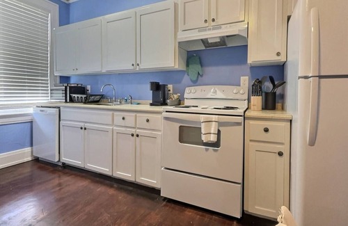 Montgomery Apartment | Madison The Discovery Flat; History Rich 1 Bd/1 Ba in MGM
