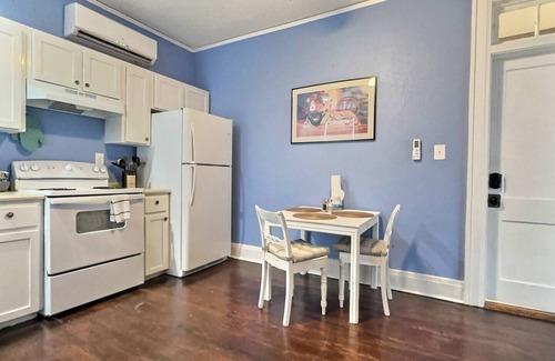 Montgomery Apartment | Madison The Discovery Flat; History Rich 1 Bd/1 Ba in MGM