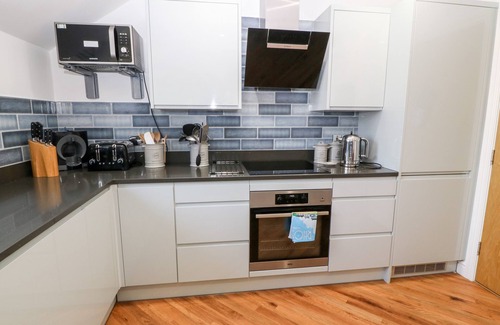 Rhosneigr Apartment | MAELOG, 14 TIDES REACH, pet friendly in Rhosneigr