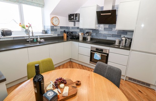 Rhosneigr Apartment | MAELOG, 14 TIDES REACH, pet friendly in Rhosneigr