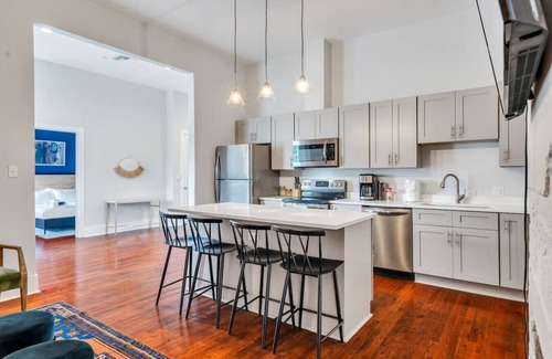 Faubourg Delachaise Apartment | Magazine St. Retreat | Outdoor Balcony + Parking