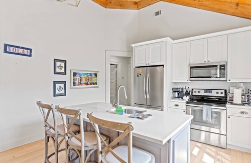 Uptown Historic District Apartment | Magazine Street Retreat: Exclusive 3BR, 2BA Haven with Balconies and Local Allure