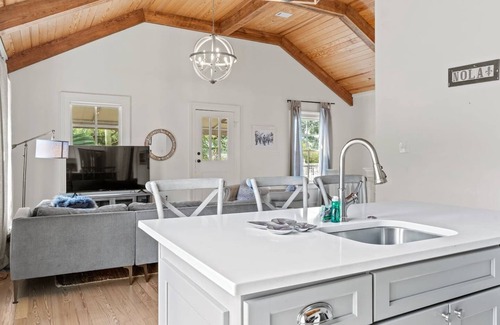 Uptown Historic District Apartment | Magazine Street Retreat: Exclusive 3BR, 2BA Haven with Balconies and Local Allure