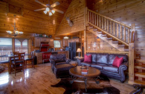 Gatlinburg Cabin | "MAGIC MOUNTAIN RETREAT' luxury cabin with Awesome Location! Free WIFI