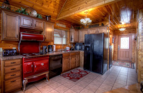 Gatlinburg Cabin | "MAGIC MOUNTAIN RETREAT' luxury cabin with Awesome Location! Free WIFI