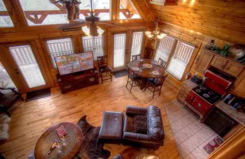 Gatlinburg Cabin | "MAGIC MOUNTAIN RETREAT' luxury cabin with Awesome Location! Free WIFI