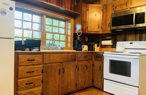 Hot Springs Cabin | Magical Cabin ~ River Access ~ Minutes from Town
