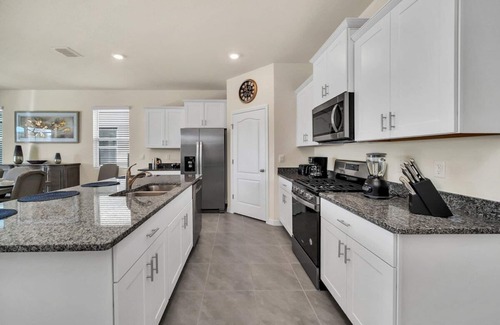 Loughman House | Magical Family Getaway | 7BD Villa with Pool