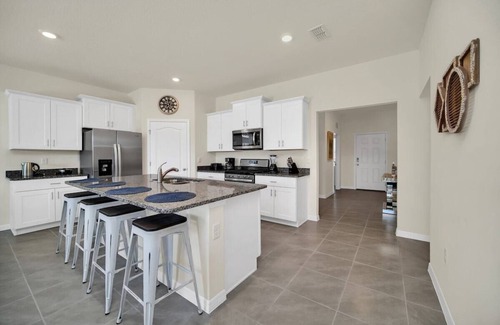 Loughman House | Magical Family Getaway | 7BD Villa with Pool