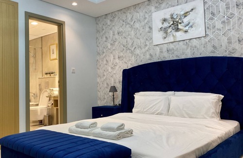 Dubai Apartment | Magical One Bedroom Apartment With Rooftop Pool & Burj Khalifa View Sleeps 4.