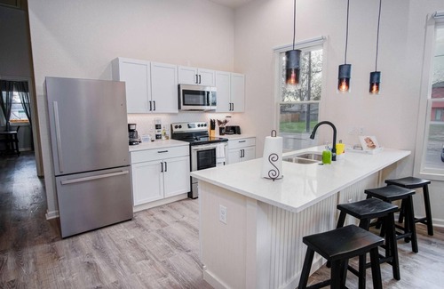 Eastside Promise Neighborhood House | Magnificent 4BR Near Famous Riverwalk and Downtown