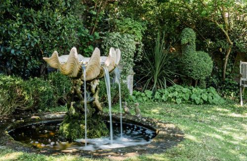 Swanage House | Magnificent Clarence cottage!