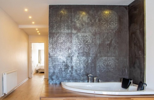 Karsiyaka Apartment | Magnificent Flat with Jacuzzi in Karsiyaka