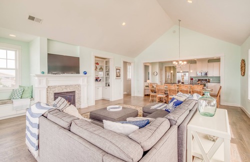 Lincoln Beach House | Magnificent Luxury in this Oceanfront Bella Beach Home w/Ocean-View Hot Tub