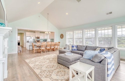 Lincoln Beach House | Magnificent Luxury in this Oceanfront Bella Beach Home w/Ocean-View Hot Tub
