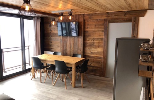 Le Corbier Apartment | MAGNIFICENT VIEW OF THE SLOPES, Departure and return skis at the foot of the resort center