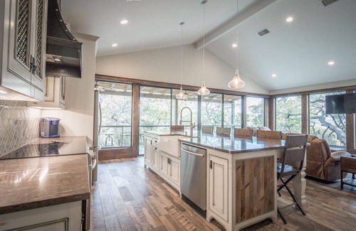 Canyon Lake House | Magnolia Haus - experience a beautiful, charming getaway at Canyon Lake!