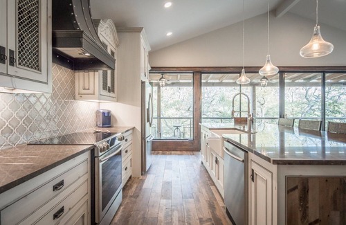 Canyon Lake House | Magnolia Haus - experience a beautiful, charming getaway at Canyon Lake!