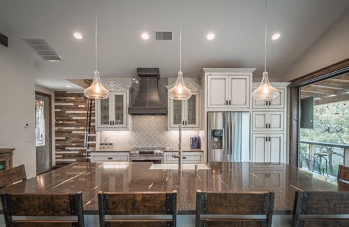 Canyon Lake House | Magnolia Haus - experience a beautiful, charming getaway at Canyon Lake!