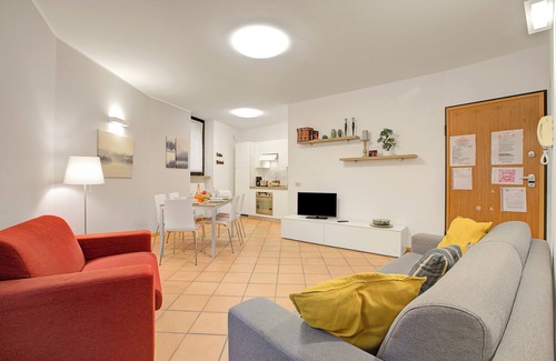 Gardone Riviera Apartment | Magnolia House With Shared Pool, Gardone Riviera, Italy